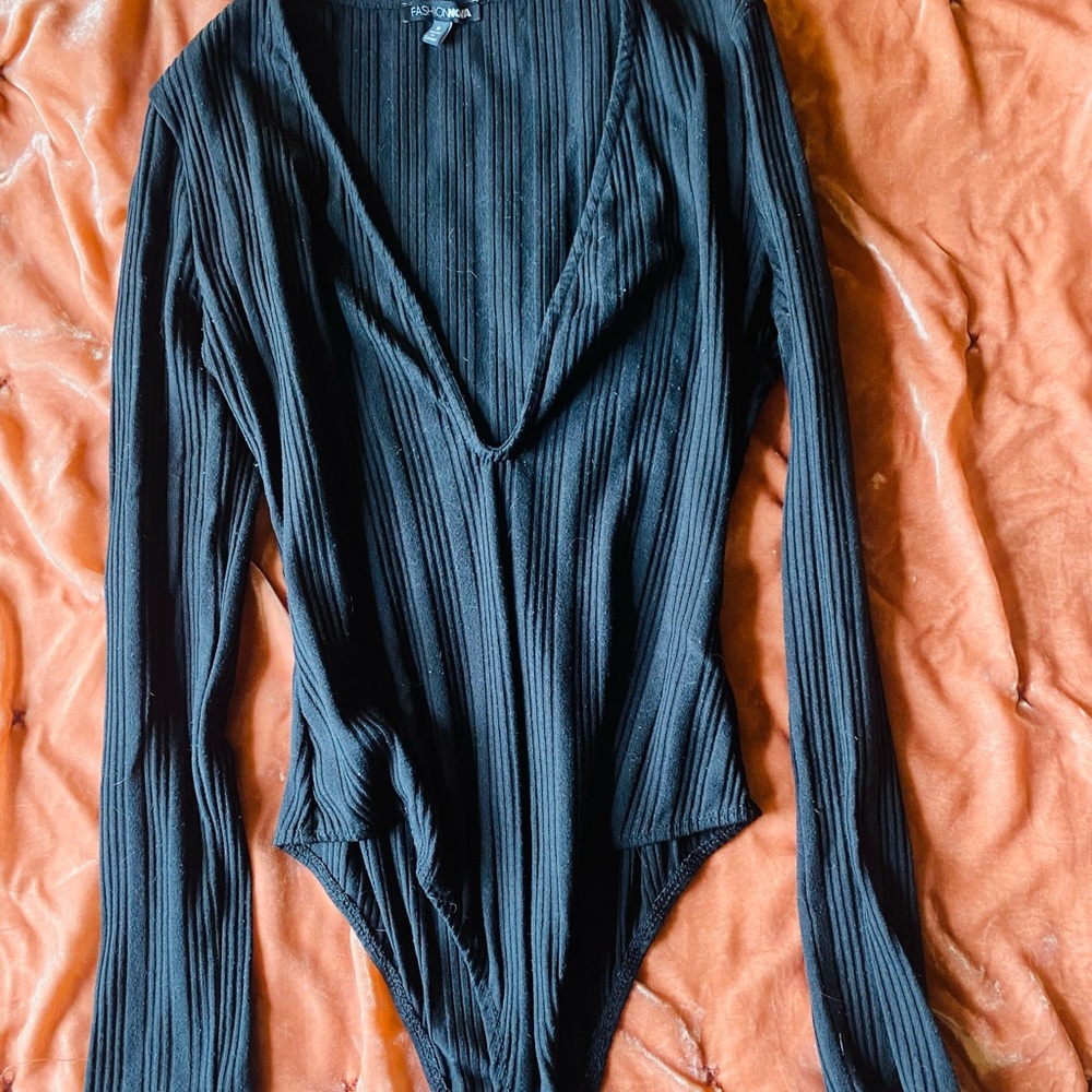 Fashion Nova low cut black ribbed bodysuit, MEDIUM